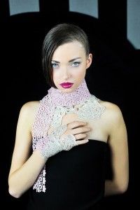 Collar/Col "Pink Martini" and glove/gant "The Proposal"
Art director : Sébastien Vienne
Hair&Make-up : Carine Larchet